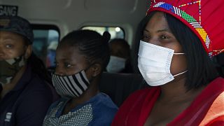 Personas con mascarilla en un minibús en Johanesburgo, Sudáfrica