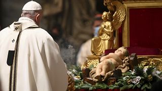 Un Noël pas comme les autres : le pape François célèbre une messe en comité restreint à Rome