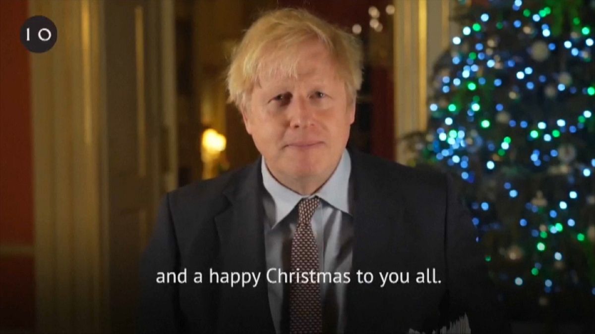 Boris Johnson durante il suo videomessaggio su Twitter. 