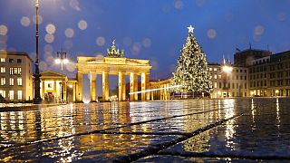 Weihnachtsbaum am Brandenburger Tor in Berlin