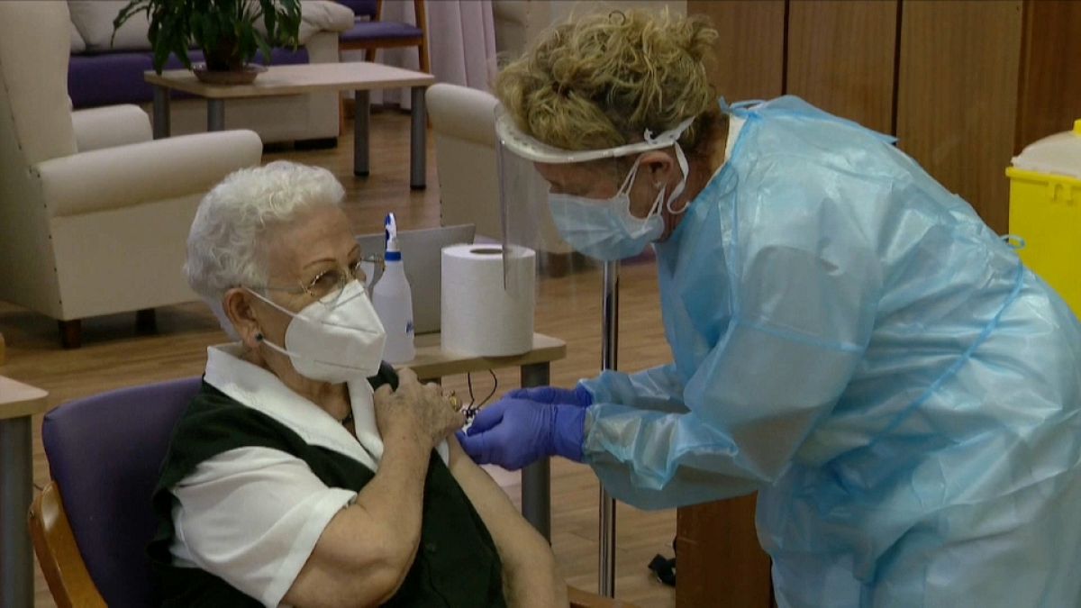 Araceli Hidalgo, de 96 años, recibe en España la primera dosis de la vacuna