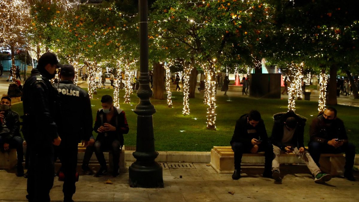 شرطة أثينا تزيد من إجراءات التباعد الاجتماعي في ليلة الميلاد