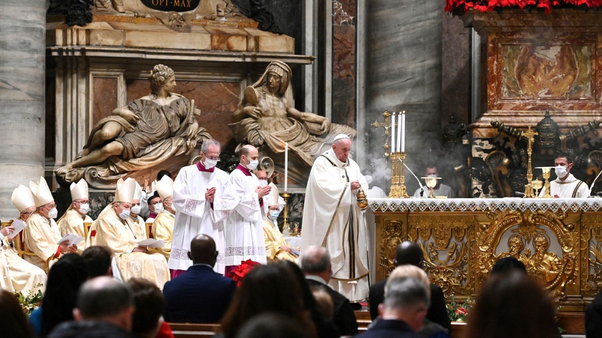 رئيس الكنيسة الكاثوليكية البابا فرنسيس وقداس ميلاد شبه خال من المؤمنين بسبب الجائحة
