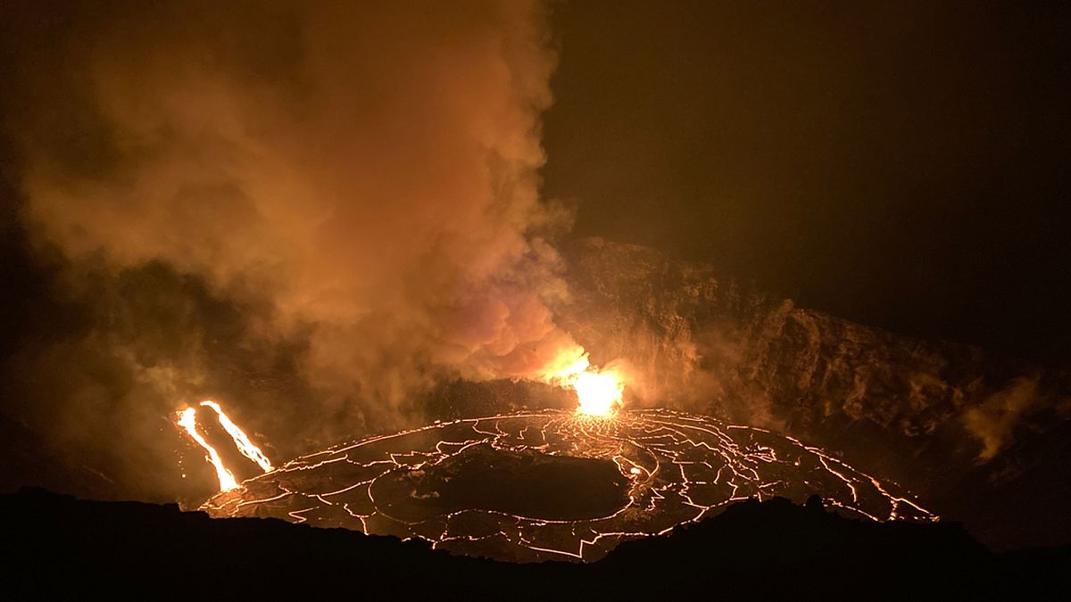 الحمم تتدفق من فوهة بركان كيلاويا النشط في هاواي