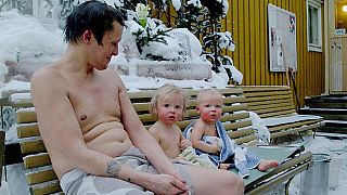 La grande majorité des Finlandais vont au sauna au moins une fois par semaine, quels que soient leur âge, leur genre et leur milieu social.