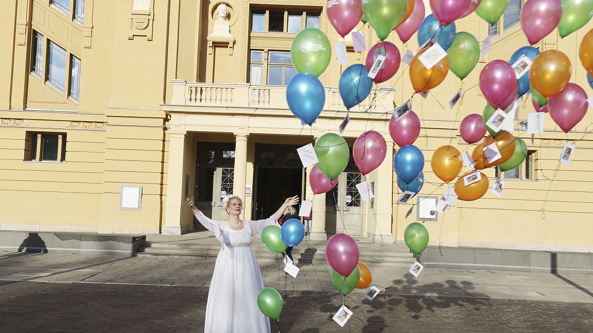 Sabine Schramm del teatro di Altenburg-Gera lancia in cielo 50 palloncini per testimoniare vicinanza con chi è stato colpito dal Covid