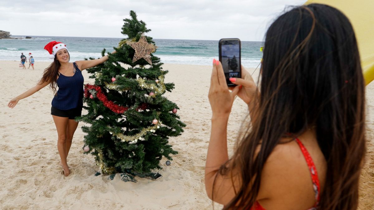  سكان سيدني الأسترالية يقضون عيد ميلاد صيفي على الشاطئ