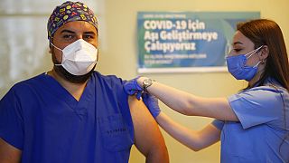 وزير الصحة التركي يقول إن اللقاح ىمن بعد تجارب بعد تجارب شملت 7371 متطوعا