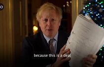 Boris Johnson, 'Noel hediyesi' olarak 2 bin sayfalık Brexit anlaşmasını gösterdi