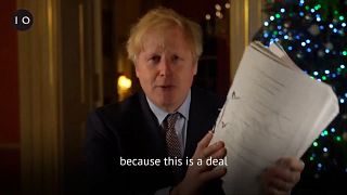 Boris Johnson, 'Noel hediyesi' olarak 2 bin sayfalık Brexit anlaşmasını gösterdi