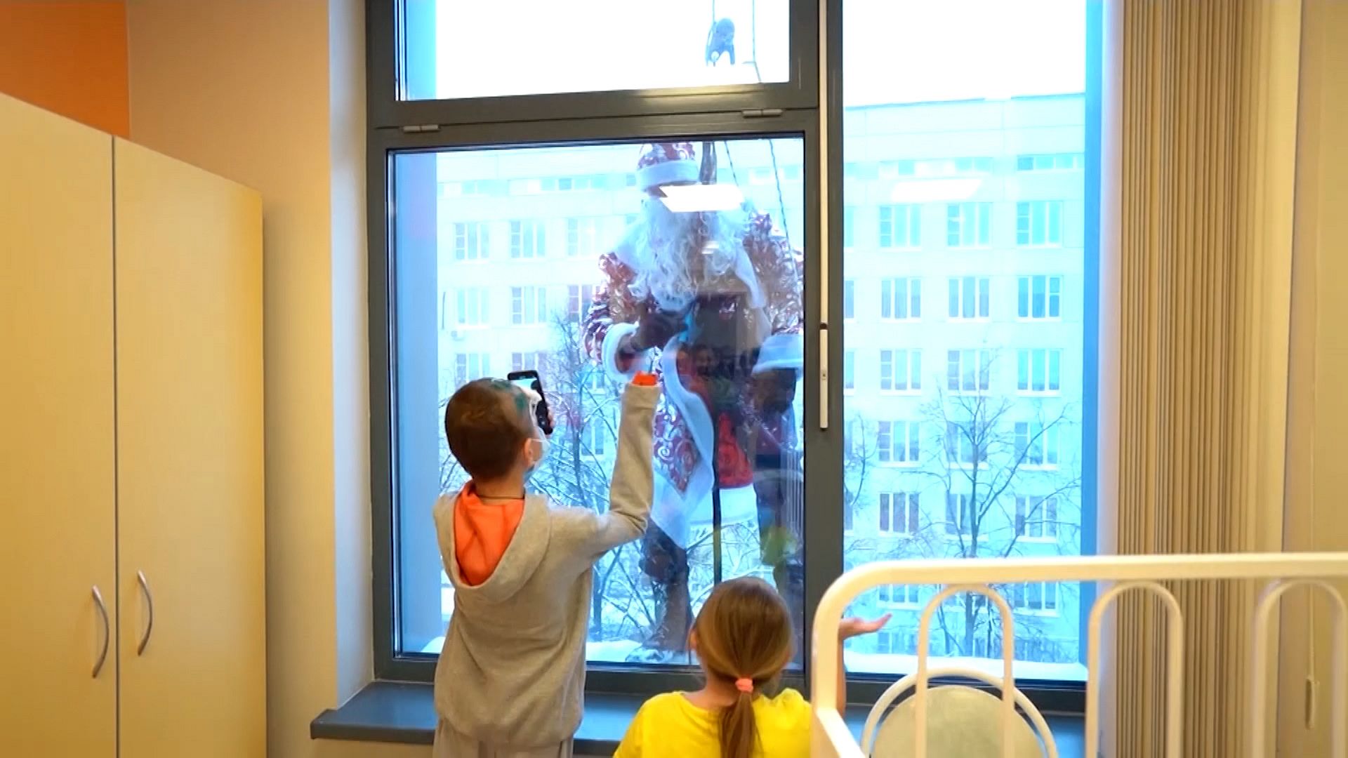 Video. Russian Father Frosts surprise children at hospital