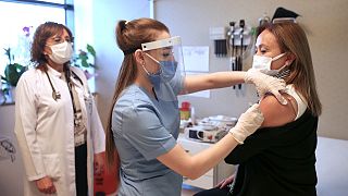 ممرضة في مستشفى أسيبدم بصدد إعداد جرعة من لقاح كوفيدـ19 صنعته شركة سينوفاك. اسطنبول 2020/12/21