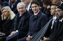 نتنياهو وزوجته على اليسار والملك محمد السادس على اليمين يتوسطهما رئيس الوزراء الكندي في باريس. 2018/11/11 