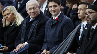 نتنياهو وزوجته على اليسار والملك محمد السادس على اليمين يتوسطهما رئيس الوزراء الكندي في باريس. 2018/11/11
