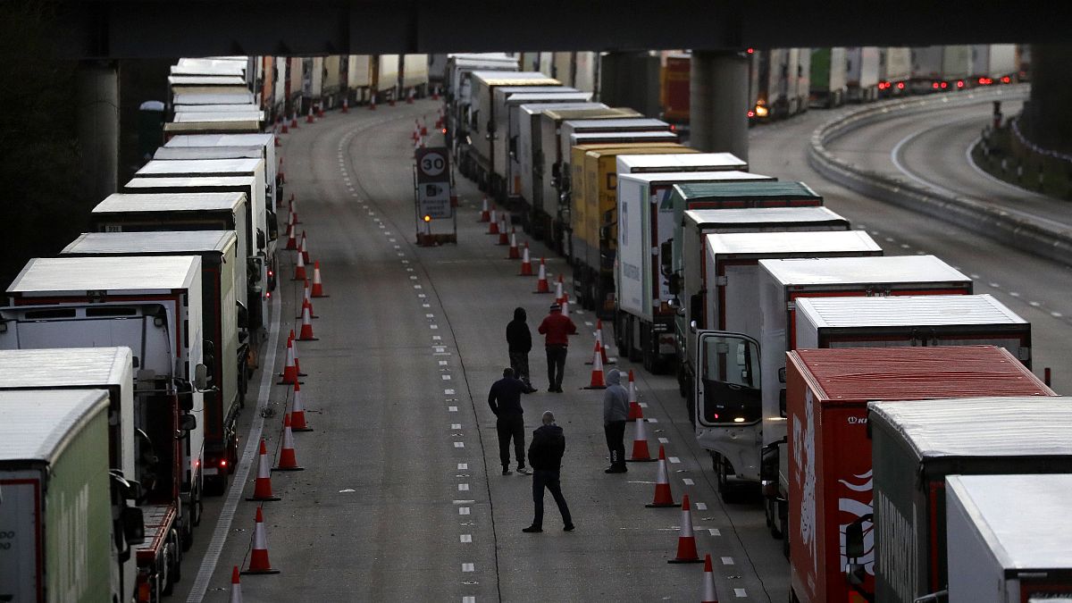 Des chauffeurs de camion, à Ashford, dans le Kent au Royaume-Uni, le 25 décembre 2020