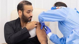 محمد بن سلمان در حال واکسینه شدن