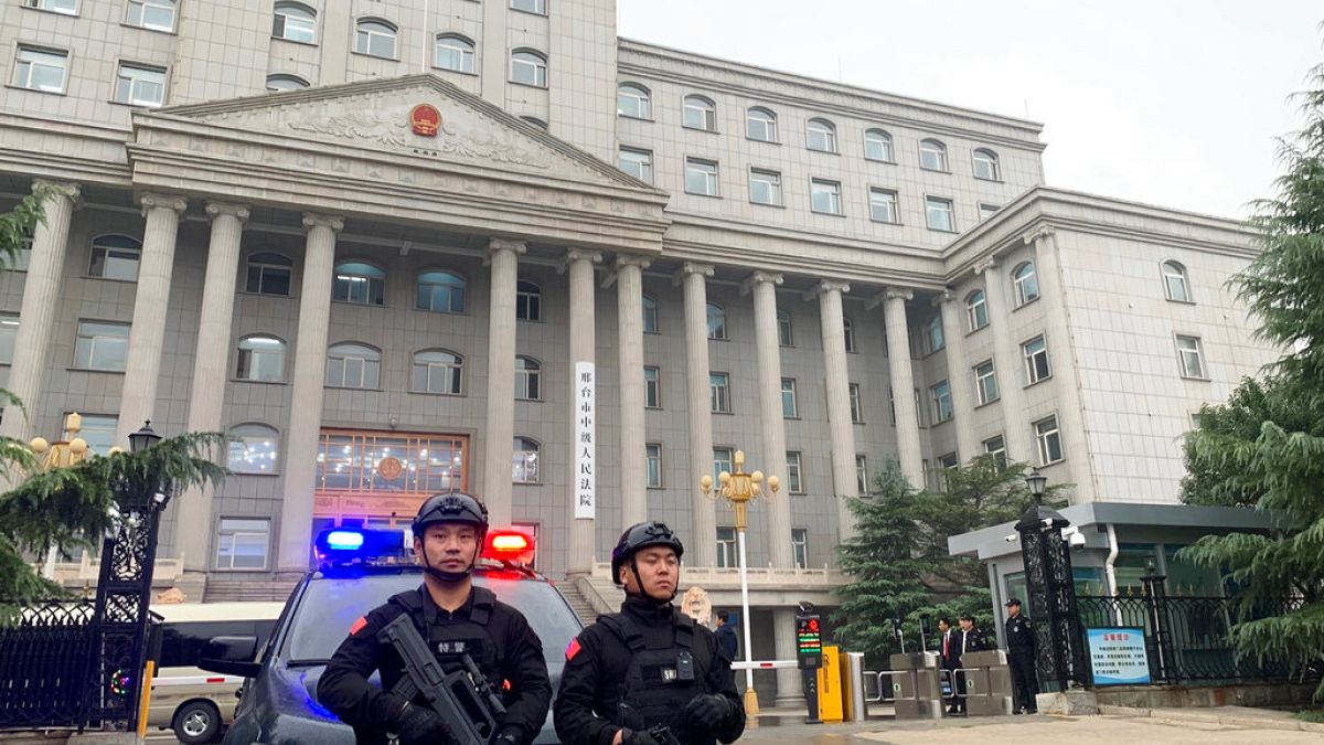 Çin'de halk mahkemesi önünde nöbet tutan iki polis