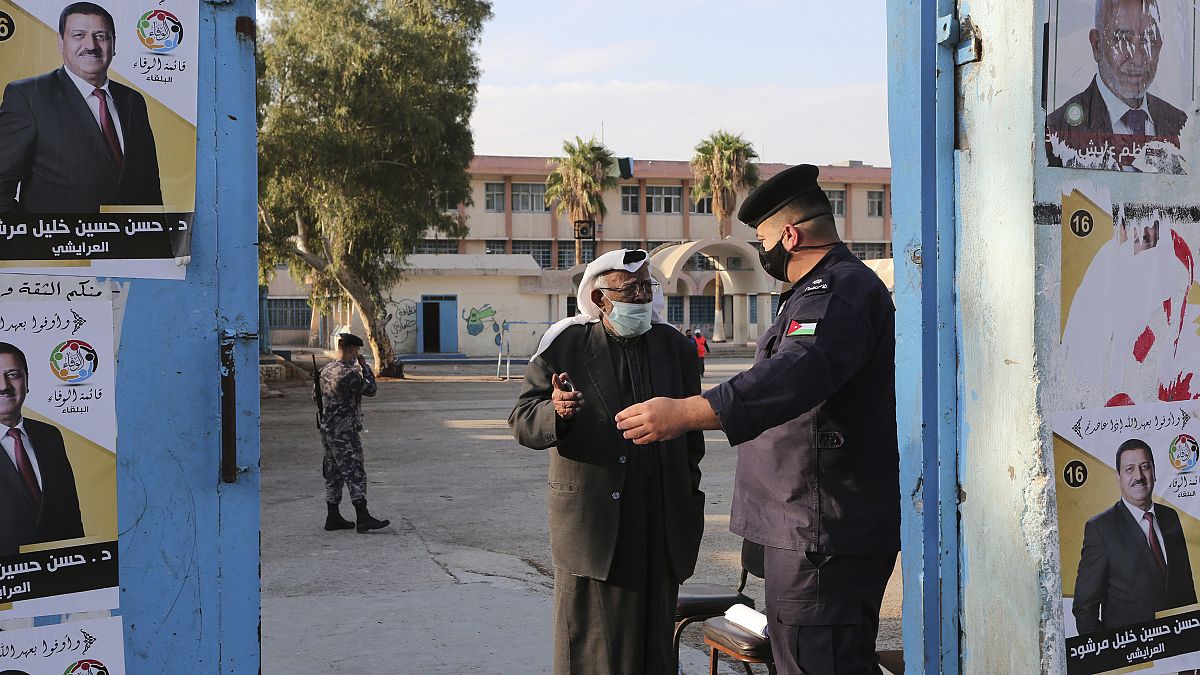 رجل أمام مركز اقتراع خلال انتخابات برلمانية في نوفمبر الماضي في عمان