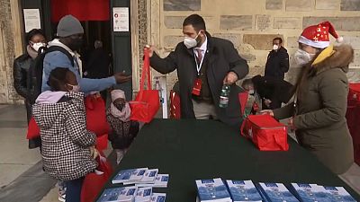 Capture d'écran via AP / Distribution de paniers-repas par la Communauté de Sant'Egidio, Rome, Italie, le 25 décembre 2020
