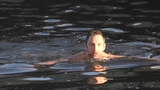 Banho frio para os checos no rio Moldava