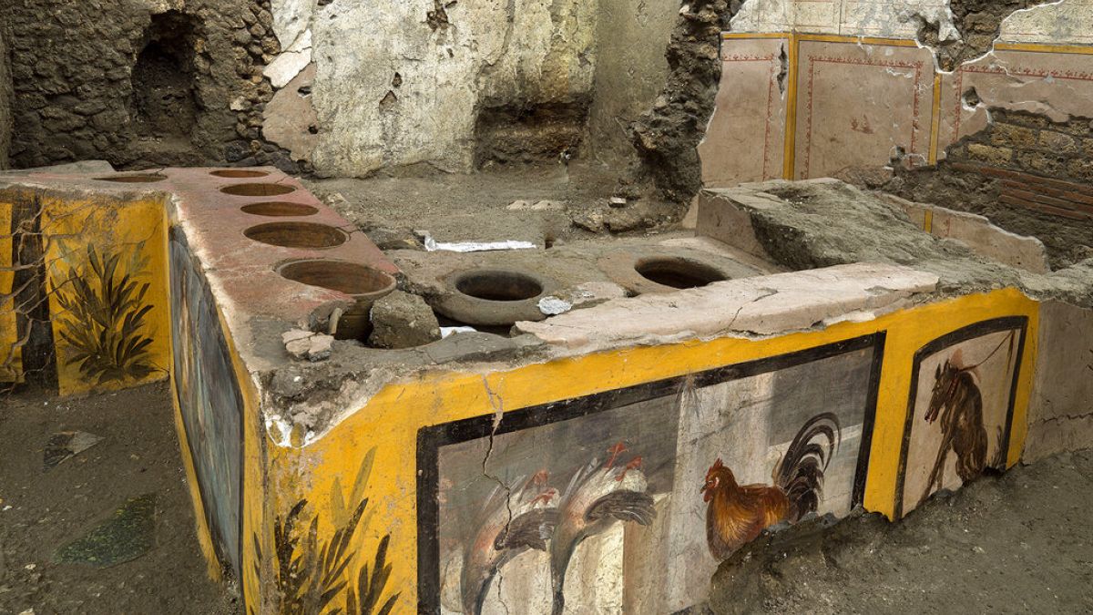 Pompeii'de 2 bin yıllık fast-food dükkanı tamamen gün yüzüne çıkarıldı