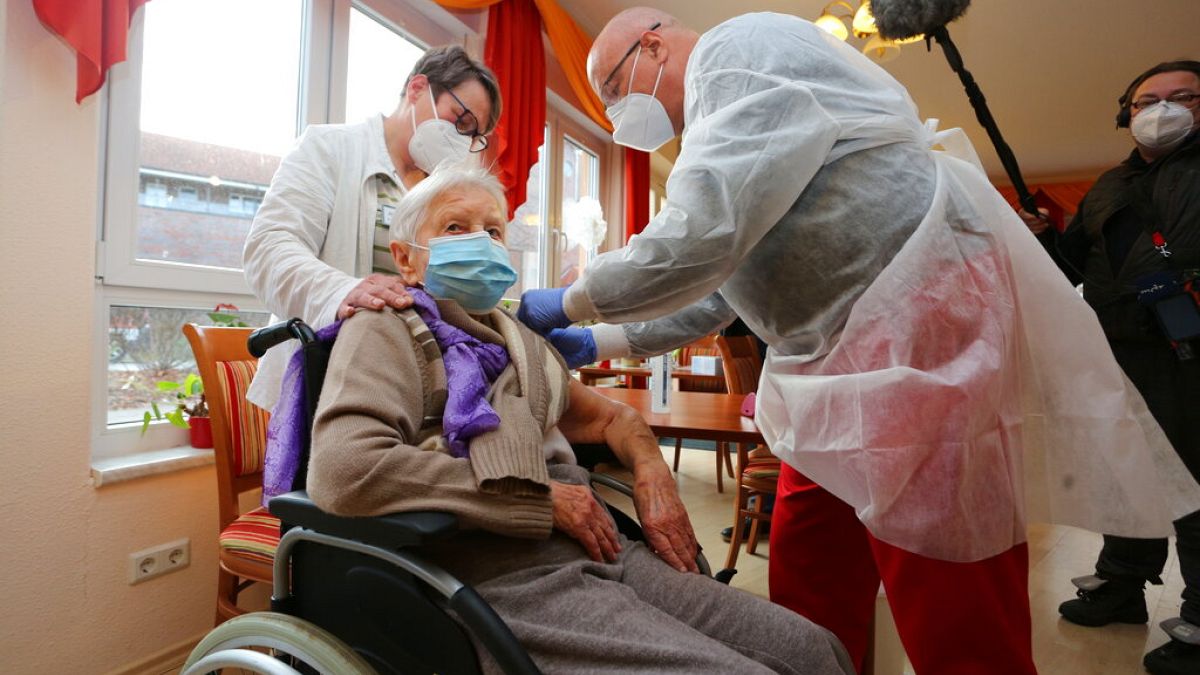101-jährige Bewohnerin eines Seniorenheims in Halberstadt wird gegen Corona geimpft