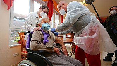 101-jährige Bewohnerin eines Seniorenheims in Halberstadt wird gegen Corona geimpft