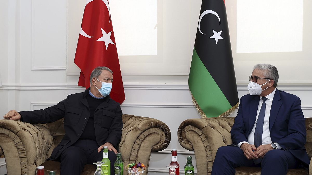 وزير الدفاع التركي خلوصي أكار مع مسؤول ليبي 
