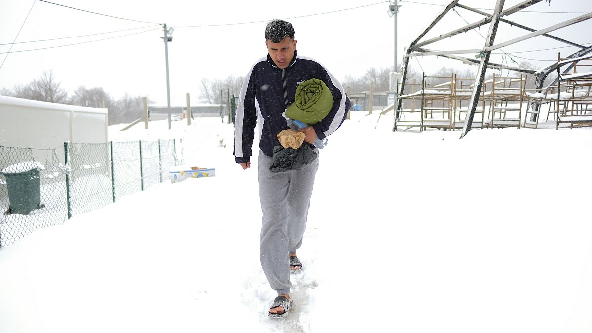 Cientos de migrantes quedan a la intemperie por un incendio en plena helada en Bosnia