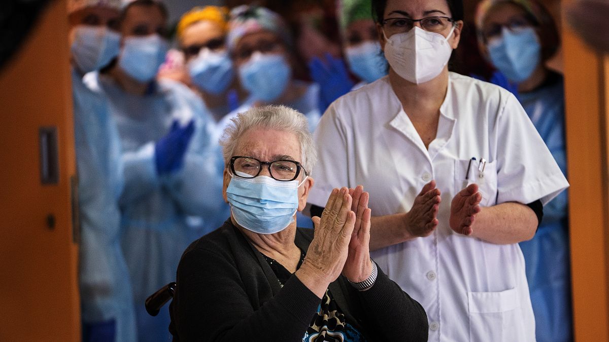 Josefa Perez, 89 ans, applaudit après avoir été vaccinée contre le Covid-19, le 27 décembre 2020, à Barcelone, Espagne