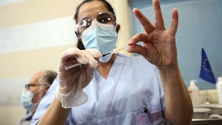 Una trabajadora médica sostiene una jeringa mientras se prepara para administrar la vacuna COVID-19 de Pfizer-BioNTech en un hospital de Milán, Italia, el 27 de diciembre.