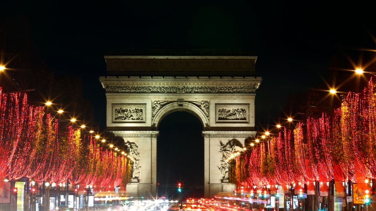 شارع الشانزليزيه مع قوس النصر مضاء كجزء من إنارات عيد الميلاد في باريس