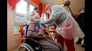 إديث كوايزالا (101 عاماً) أول من تلقى اللقاح في ألمانيا 