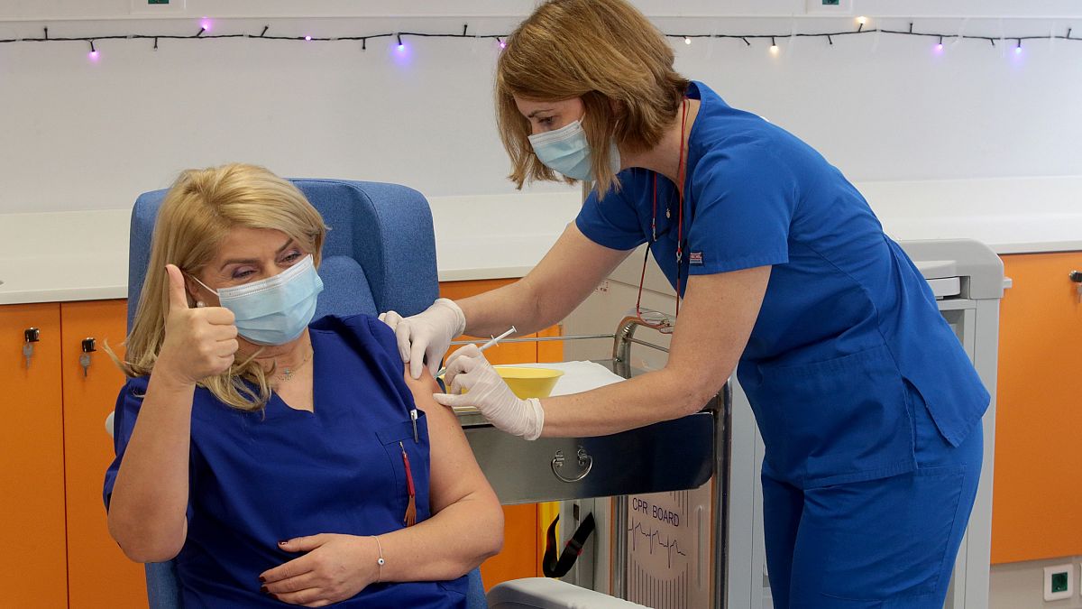 Η νοσηλεύτρια ΜΕΘ Ευσταθία Καμπισιούλη εμβολιάζεται πρώτη κατά του Covid-19 στο νοσοκομείο «Ο Ευαγγελισμός». 