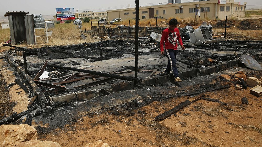 إحراق خيم للاجئين سوريين في شمال البلاد إثر شجار مع مواطنين | Euronews