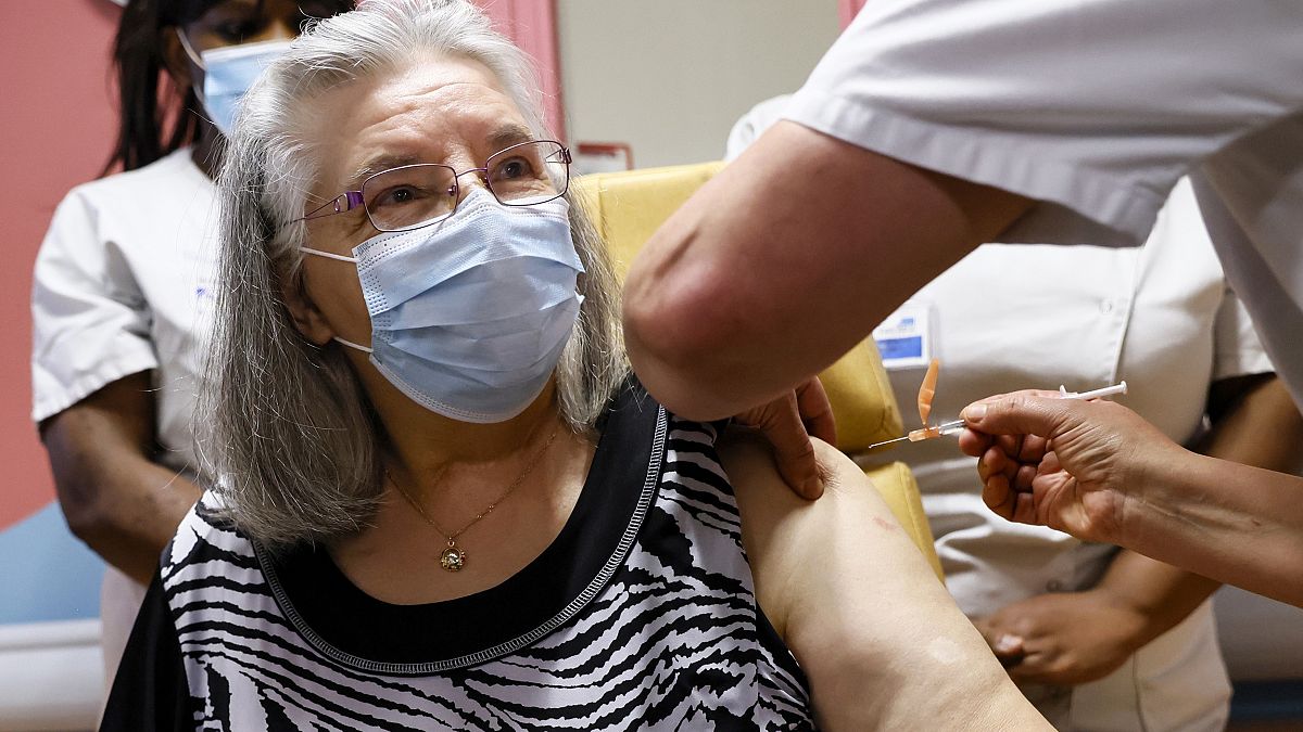 موريسِت (78 عاماً) أول من تلقى جرعة من اللقاح ضدّ كوفيد-19 في فرنسا 