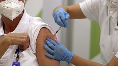 ایتالیا کارزار واکسیناسیون کرونا را با تزریق به یک پرستار آغاز کرد