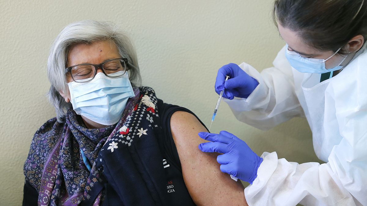 Védőoltás: az idősek, az egészségügyi dolgozók és a vezető politikusok a sor elején