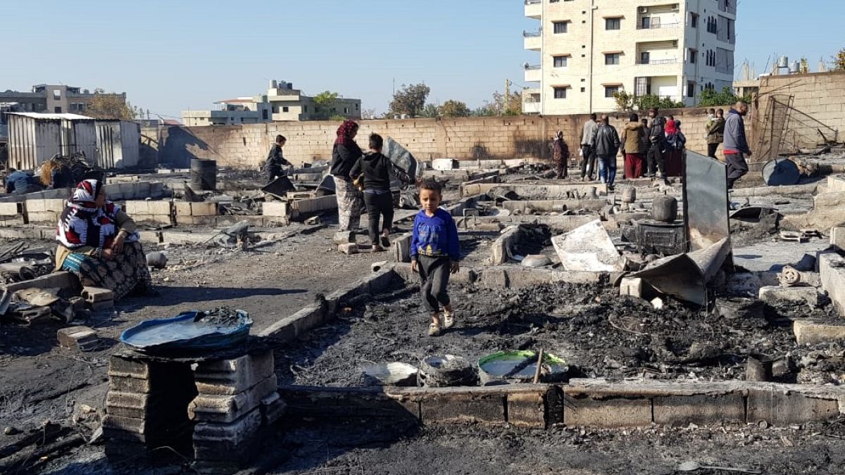 Lübnan'da bir çadır kampı ateşe verildi, 80 aile sokakta kaldı