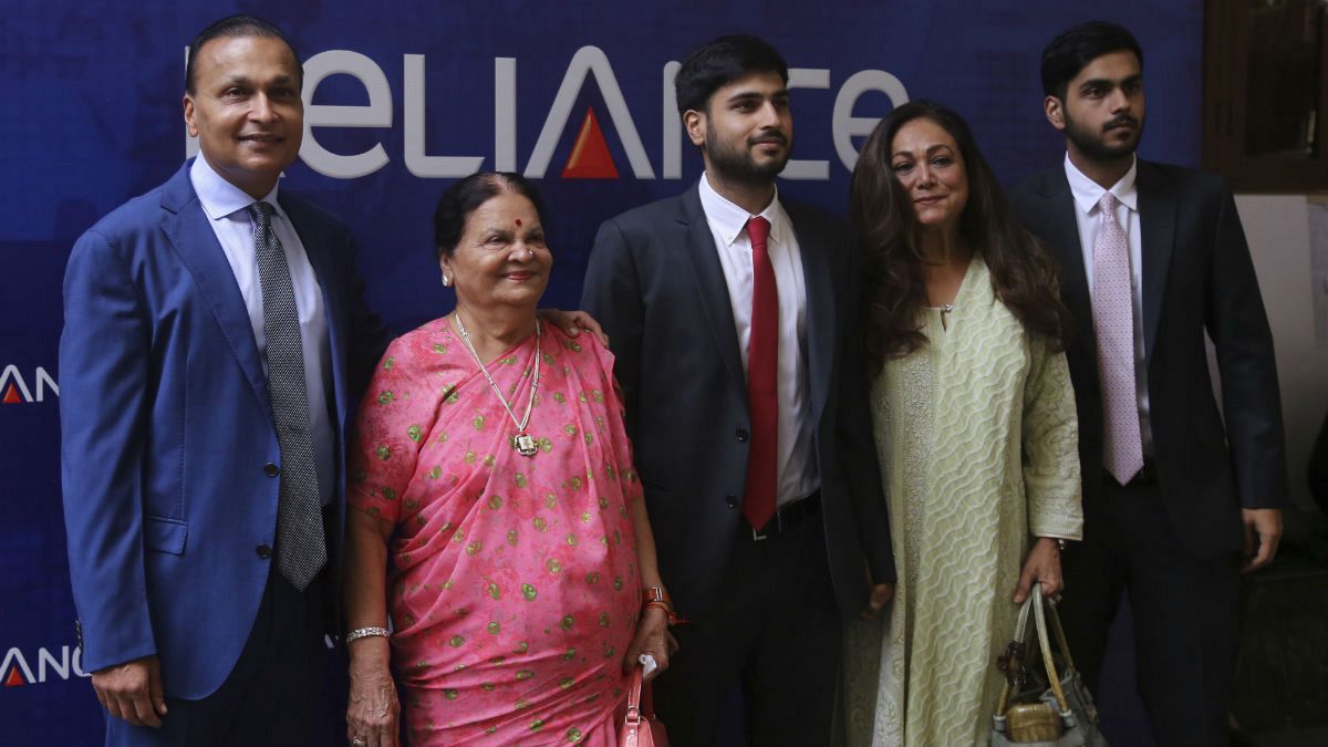 آنیل آمبانی، میلیارد هندی(سمت چپ) همراه با اعضای خانواده از جمله مادرش