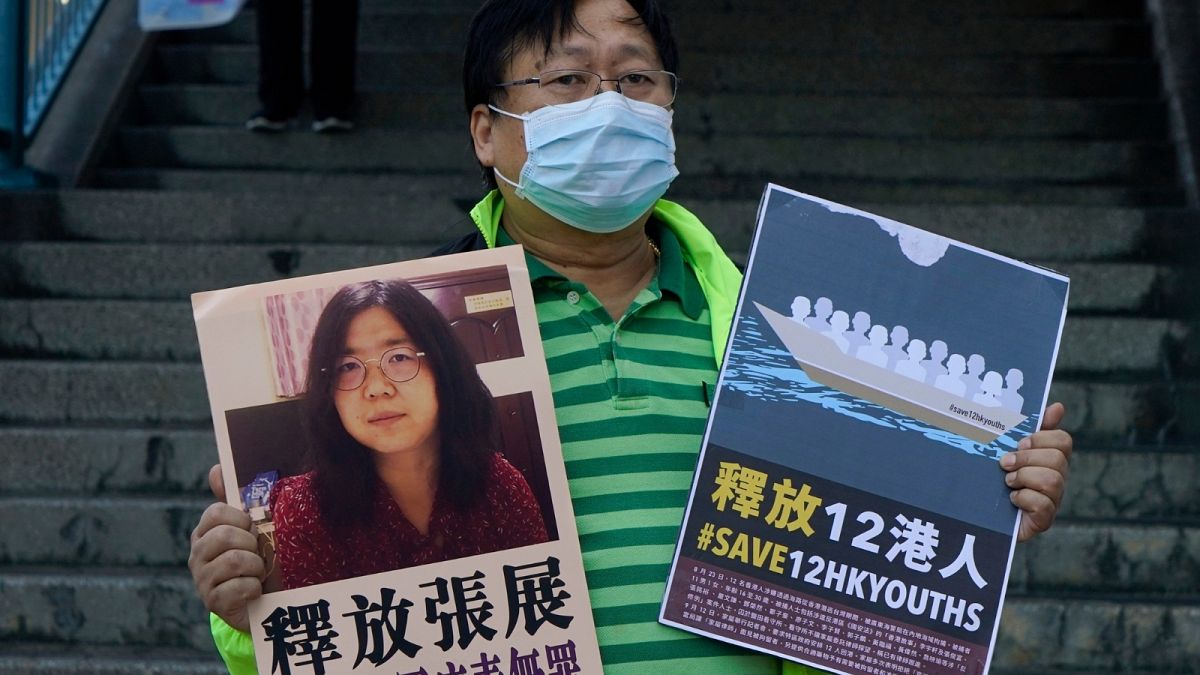 یک کنشگر تایوانی تصویری از ژانگ ژان را در دست دارد