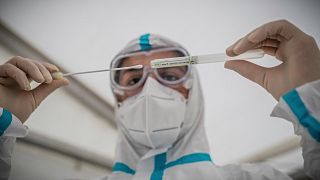 يحمل أحد أعضاء الطاقم الطبي أنبوب اختبار "بي سي آر" في مركز اختبار كوفيد -19 في برلين، ألمانيا، الأربعاء 14 أكتوبر 2020