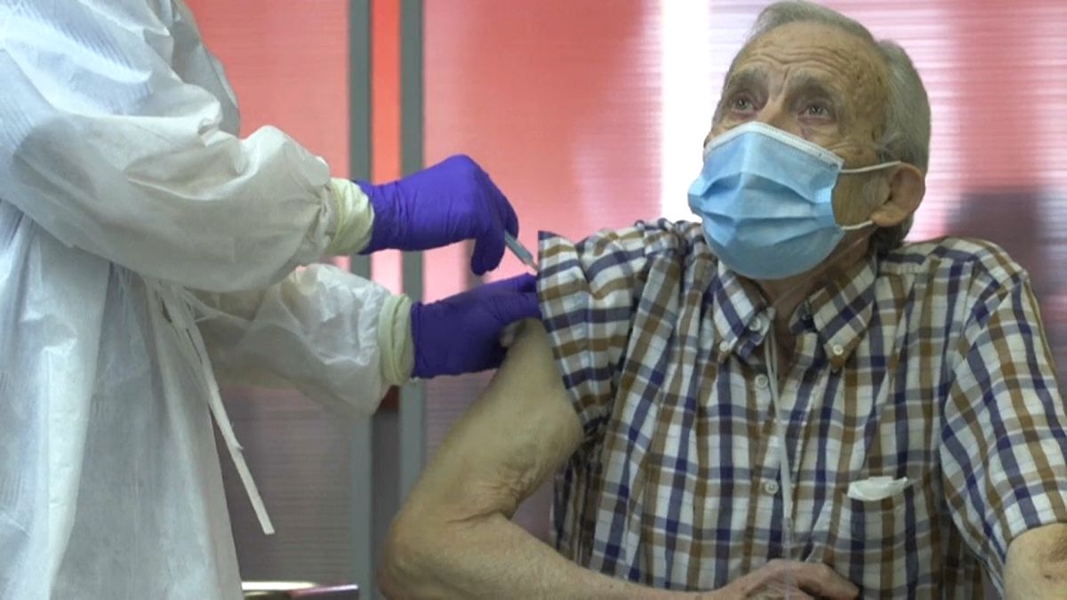 Un hombre recibe la primera dosis de la vacuna en España