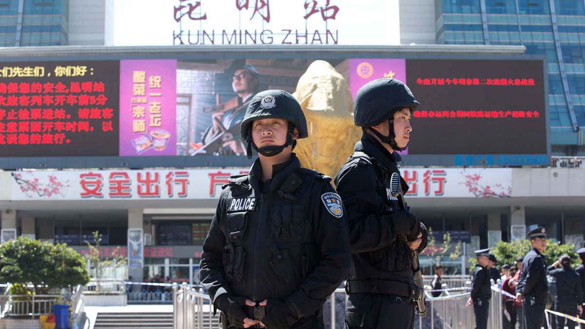 رجال شرطة مسلحون أمام محطة كونمينغ للسكك الحديدية في كونمينغ، مقاطعة يوننان بغرب الصين، الأحد 2 مارس 2014.