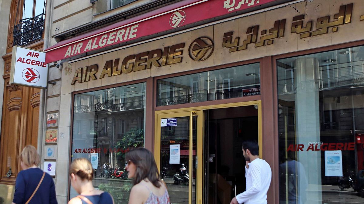 أمام مكتب شركة الخطوط الجوية الجزائرية، في شارع الأوبرا في باريس، الخميس 24 يوليو 2014