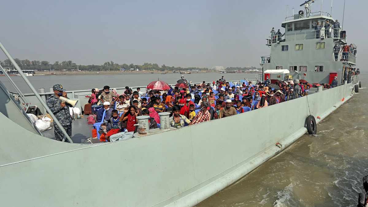  نقل لاجئي الروهينغا إلى بهاشان شار، أو جزيرة عائمة في خليج البنغال