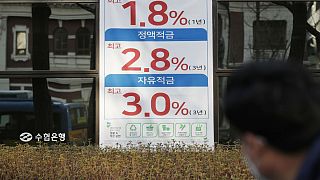 تبلیغ نرخ بهره بانکی در خیابان‌های سئول، پایتخت کره جنوبی