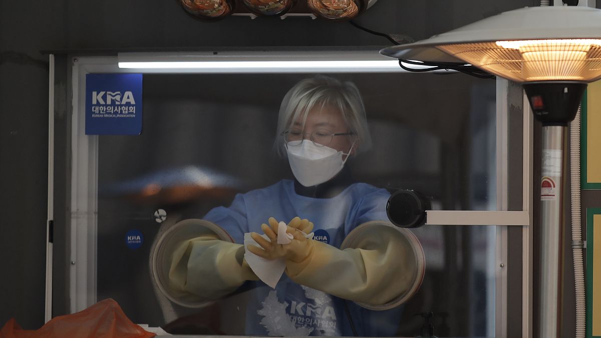 موظفة صحة ترتدي قفازات قبيل إجراء اختبار كوفيدـ19 في موقع من العاصمة الكوروية الجنوبية سيول. 2020/12/28