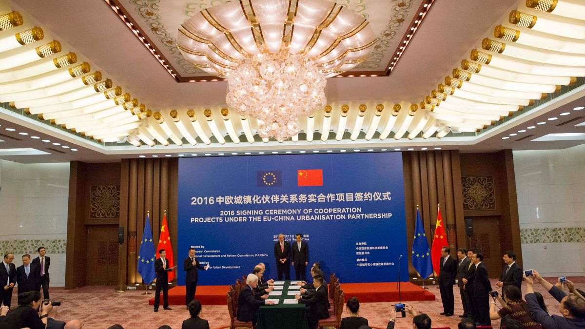رئيس المفوضية الأوروبية السابق جان كلود يونكر مع مسؤولين صينيين في قاعة الشعب الكبرى في بكين، الأربعاء  13 يوليو 2016