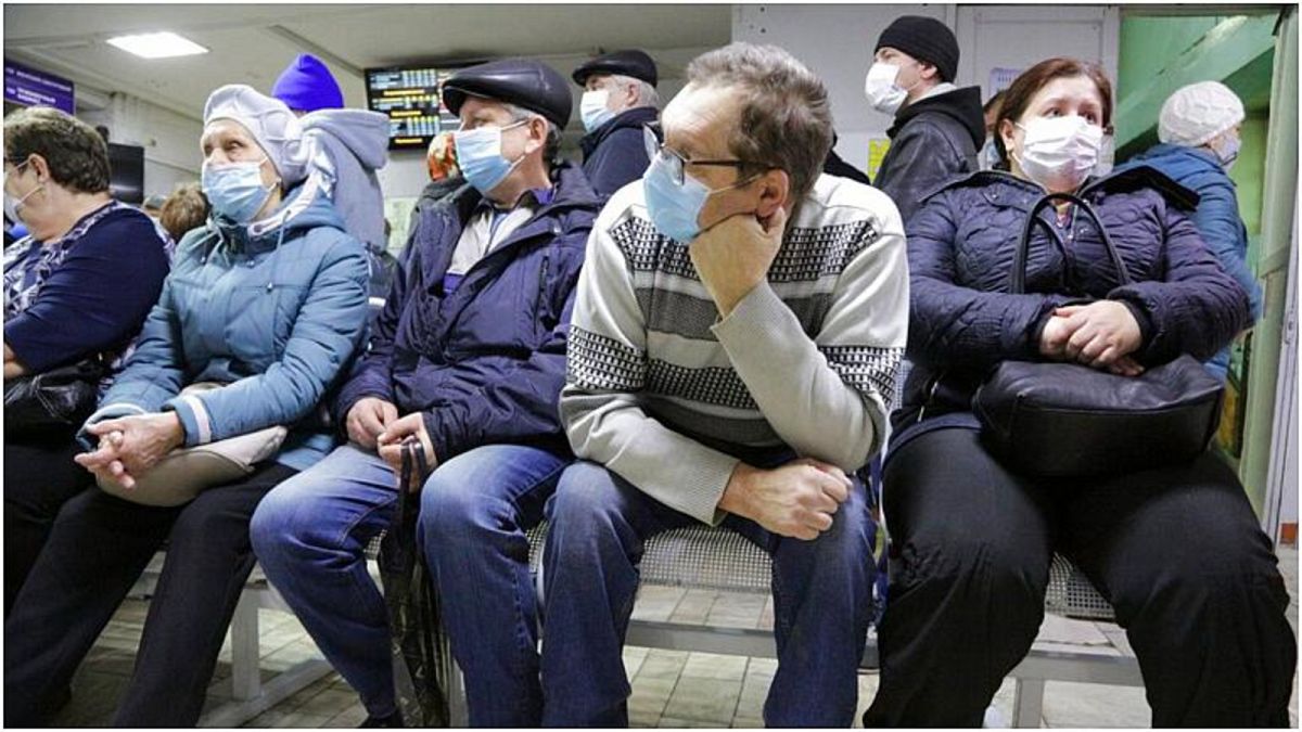 مرضى ينتظرون دورهم في في مدينة أومسك السيبيرية في روسيا 